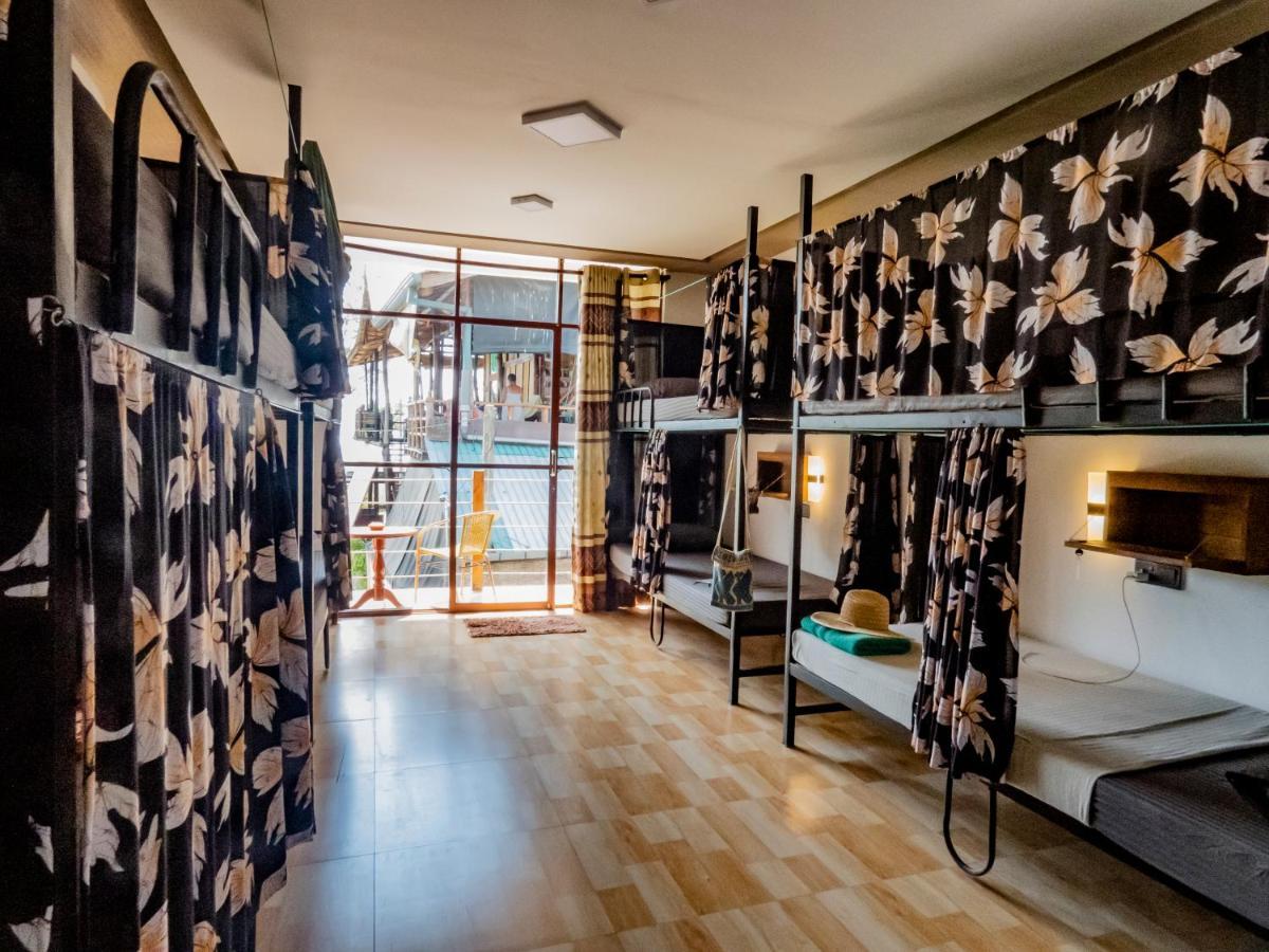 Surf & Party Weligama Hostel Exterior photo